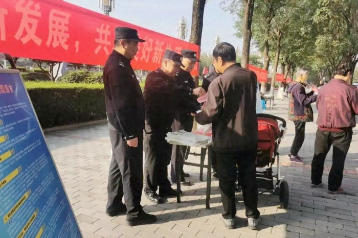 华州公安环食药侦大队开展食品安全宣传周活动.