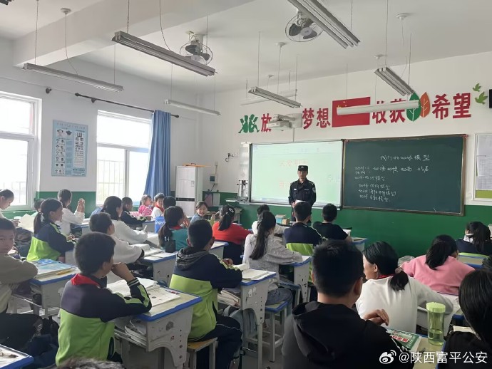 富平公安张桥派出所开展法治教育进校园活动.
