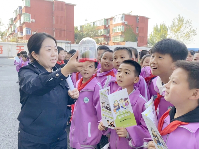 澄城公安走进澄城县城关第五小学开展禁毒“开学第一课”毒品预防教育活动。