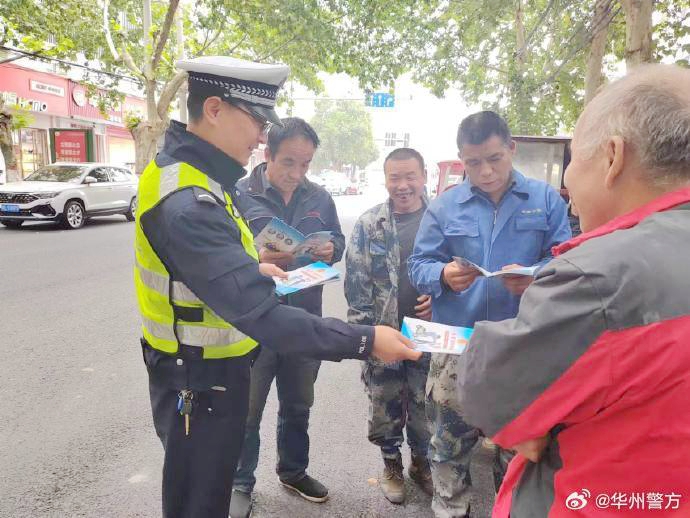 华州公安交警走进辖区劳务市场开展“一盔一带”交通安全宣传活动。