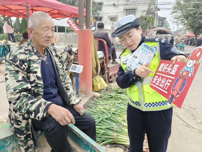 大荔公安交警走进集市开展“一老一小”交通安全宣传活动。