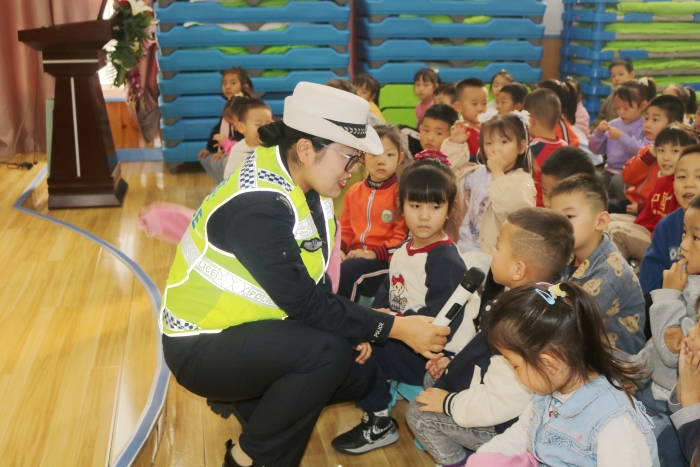 高新交警大队走进辖区幼儿园开展交通安全宣传活动。