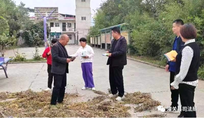 潼关县司法局联合上善村“法律明白人”开展普法宣传活动。