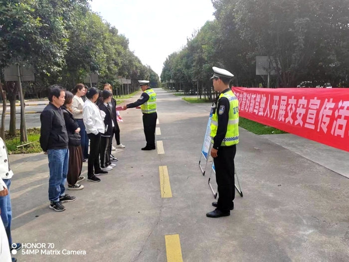富平交警庄里中队宣传民警走进辖区志翔驾校练车场开展交通安全宣传活动。