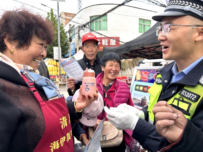 ，白水县公安局交通管理大队组织宣传人员利用尧禾镇集会开展“美丽乡村行”交通安全宣传活动。