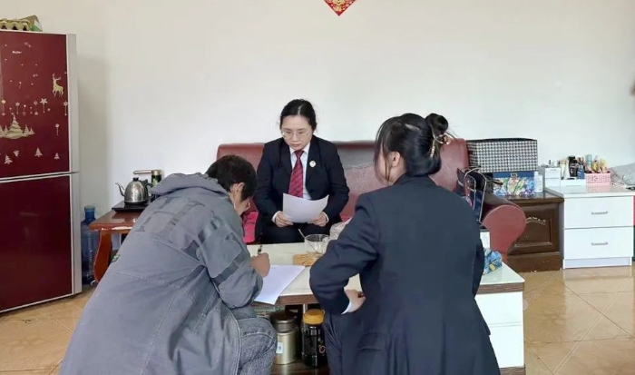 潼关县人民检察院对已经办结的司法救助案件的救助对象进行实地回访.