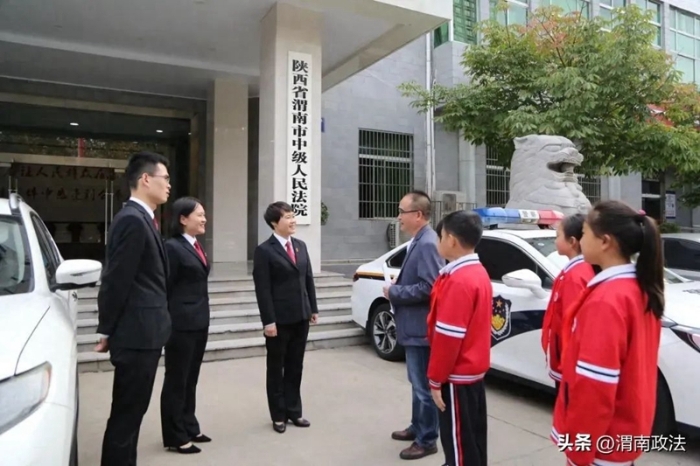 渭南中院以“请进来”的方式，迎接人和小学“红领巾法学院”的学生代表“零距离”参观法院。
