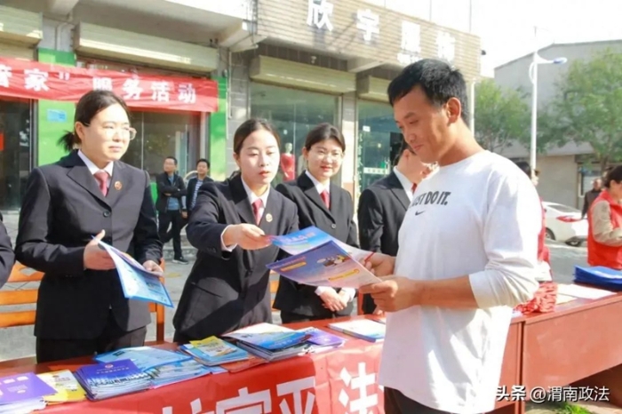 近日，在富平县委政法委的组织下，富平县人民检察院联合县法院、公安局、司法局等单位走进张桥镇开展平安建设宣传及服务活动。