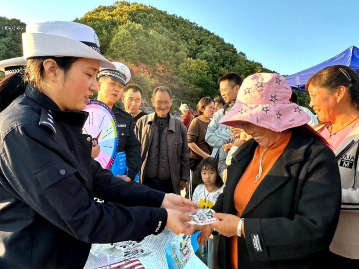 韩城交警深入辖区香山红叶旅游景区开展“交通安全宣传进景区”活动。
