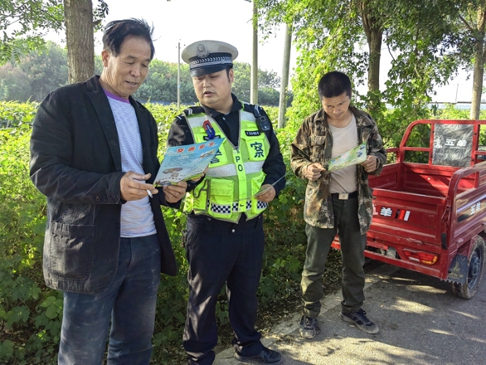 华州公安交警巧用农村“大喇叭”， 奏响“交通安全”最强音。