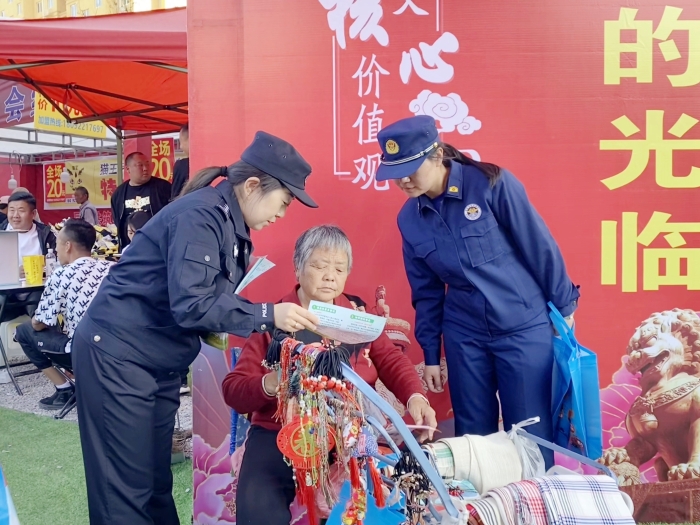 澄城公安开展禁毒宣传进集市活动。