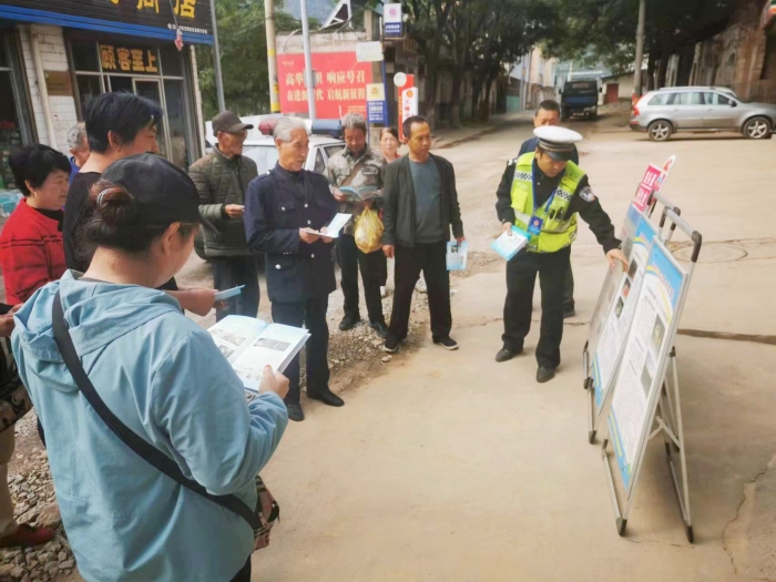 韩城交警深入农村地区普及道路交通安全知识。