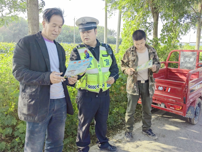 华州公安交警巧用农村“大喇叭”宣传交通安全。