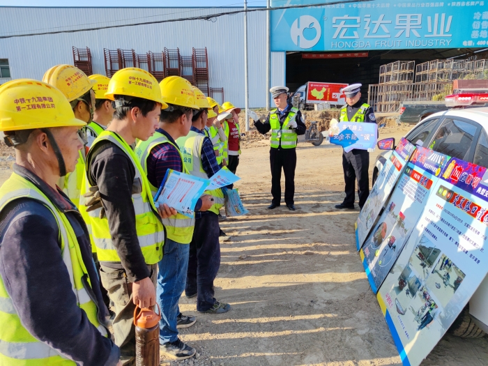 白水县公安局交通管理大队走进辖区工地开展交通安全宣讲活动。