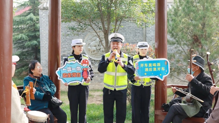 合阳交警开展“最美夕阳红 安全伴您行”平安建设宣传活动。