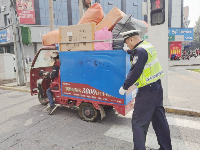 华州交警热心帮助群众推行故障车辆，及时消除交通安全隐患。