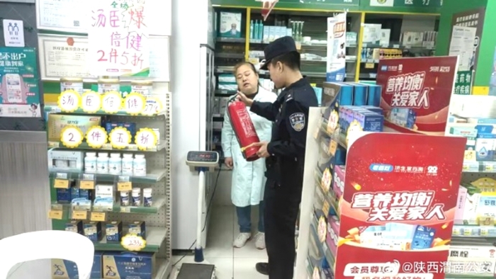 富平公安薛镇派出所组织民警对辖区重点行业场所开展消防安全大检查。