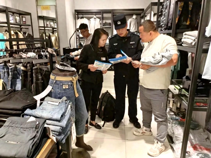 白水县公安局禁毒大队深入辖区街道商铺广泛开展禁毒宣传系列活动及多种形式向群众普及禁毒知识。