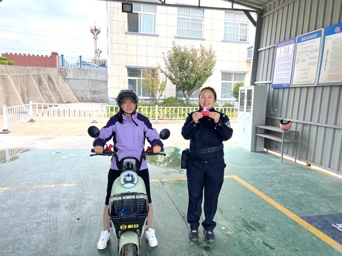 合阳车辆管理所开展“暖心提示贴  安全伴你行”平安建设宣传活动。