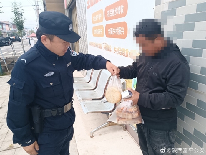 富平公安暖心救助流浪男子。