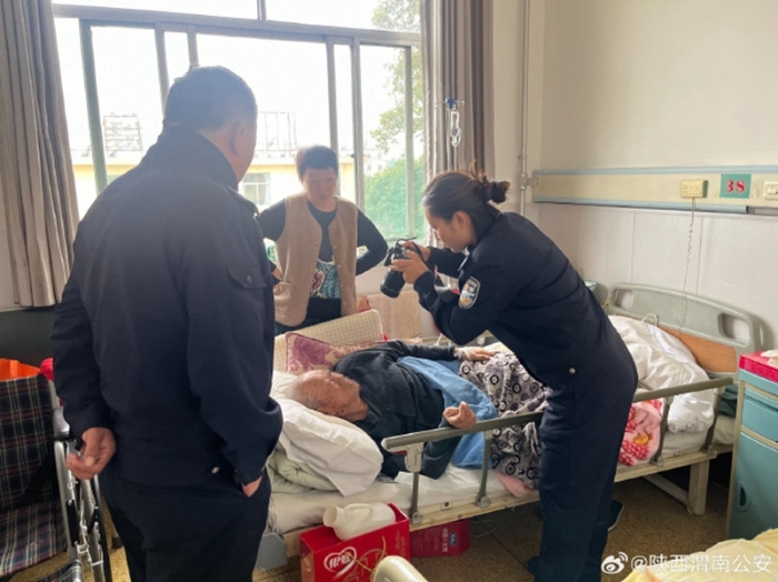 老人生病卧床，蒲城民警上门为其办证。