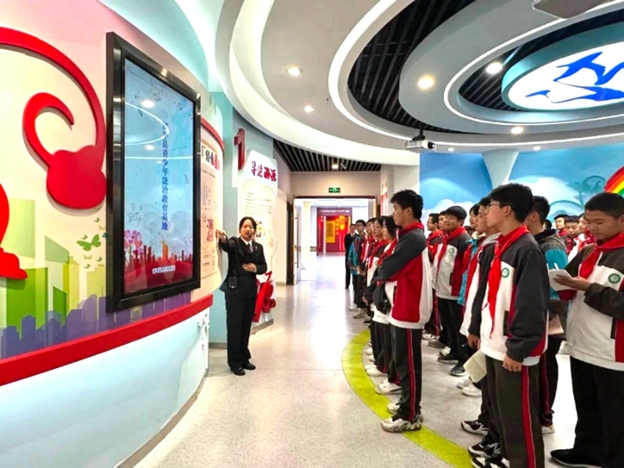 富平县实验中学110余名师生走进富平县人民检察院，开启了一场生动的法治教学体验之旅。