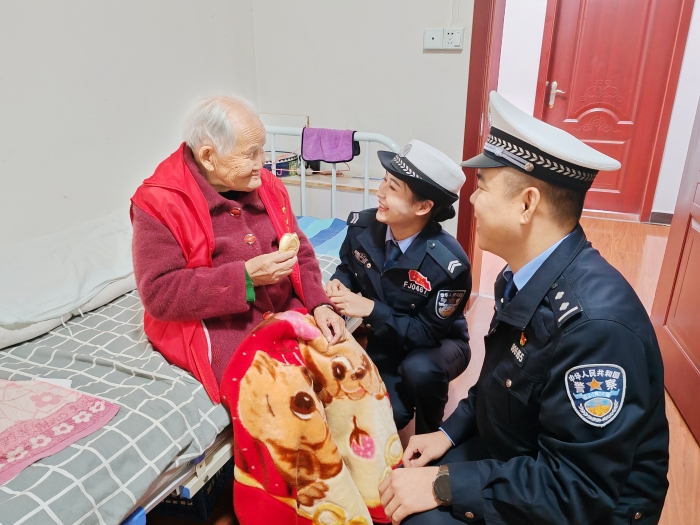 大荔公安交警前往羌白镇怡馨养老院开展走访慰问活动。