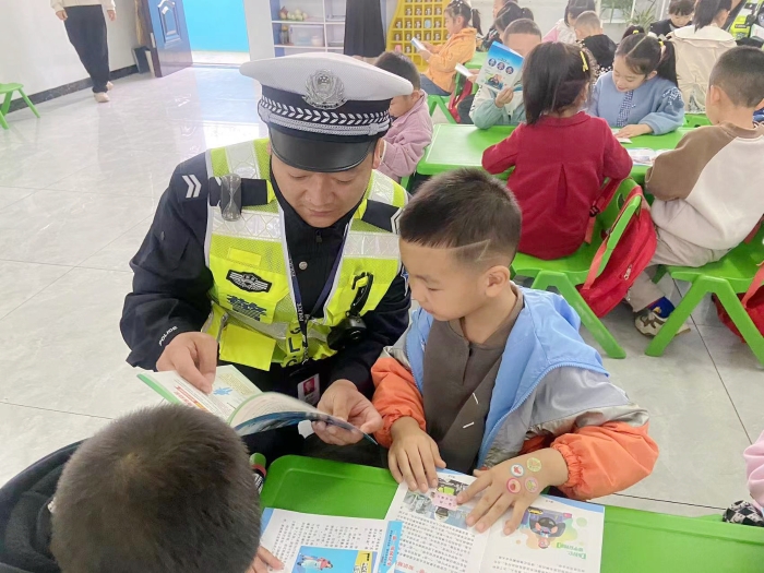 华州交警走进辖区幼儿园开展交通安全宣传活动。