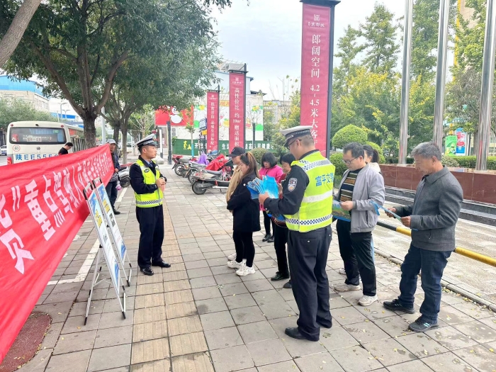 富平县交警大队庄里中队宣传民警深入辖区客运站点开展交通安全宣传活动。