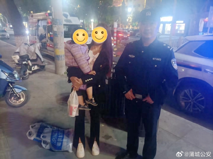 蒲城民警帮助走失儿童找到家人。