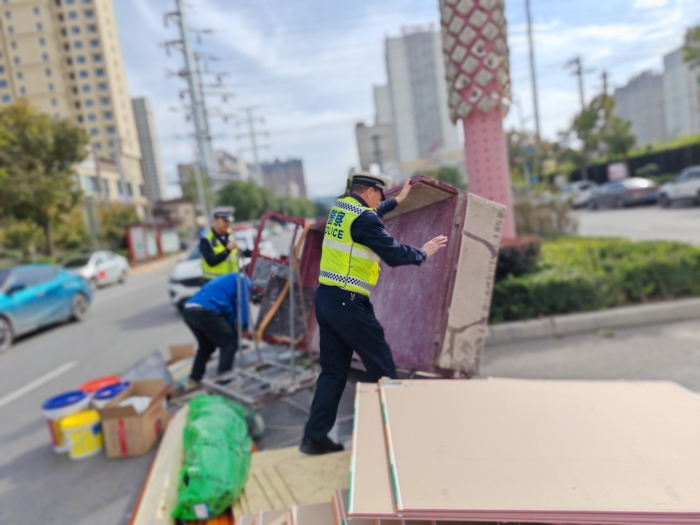 三轮车不慎侧翻，高新交警暖心相助。