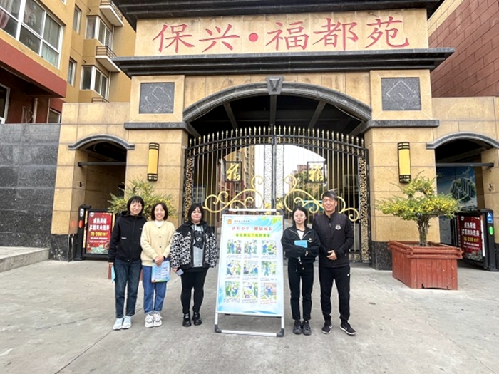 澄城法院干警走进保兴小区开展禁毒宣传活动。