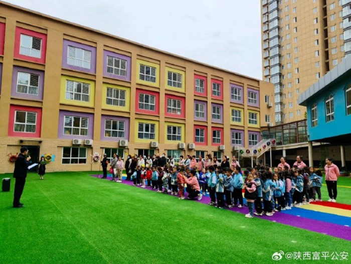 富平公安东华派出所民警走进辖区幼儿园模拟“拐骗”场景，开展情景演练。