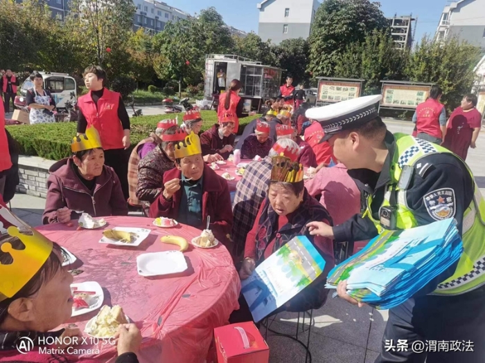 富平交警开展道路交通安全宣传教育活动。