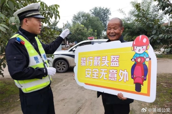 蒲城公安交管大队高新中队深入村镇开展多种形式交通安全宣传。