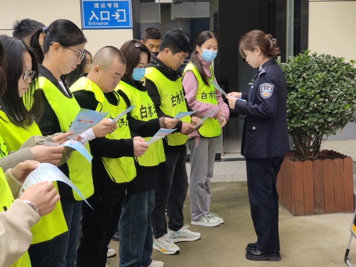 白水公安交警为准驾驶人上好安全第一课。