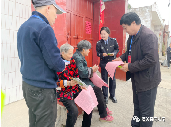 潼关县司法局开展平安建设及“敬老月”专题普法宣传活动。
