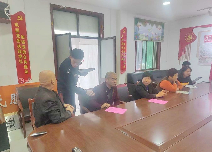 合阳公安洽川派出所组织民警开展“警民相约 警民守望”活动。