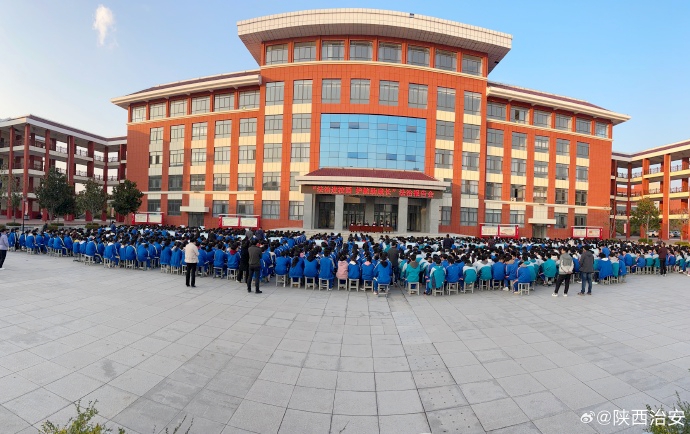 合阳九龙派出所深入合阳县第二高级中学开展平安建设宣传暨法治报告会.