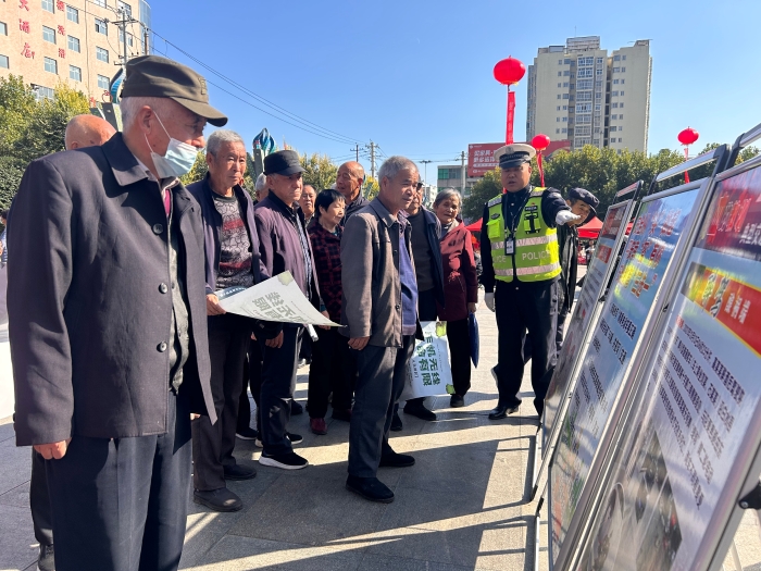 白水交警开展以“关爱老人，从安全出行开始”为主题的交通安全宣传活动。