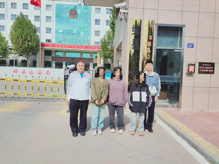 临渭公安找回离家出走女孩并平安带回家。