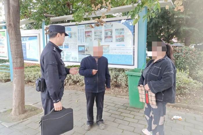 华州公安帮助群众找回丢失钱包。