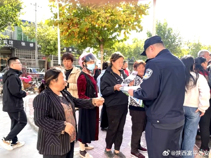 富平公安张桥派出所组织民警在辖区人员密集场所开展反诈及禁毒宣传工作。