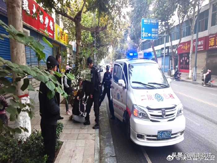 富平公安执勤途中及时救助受伤学生。