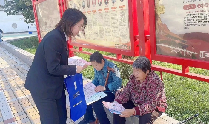 华州区法院开展平安建设集中宣传活动。