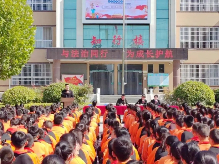 大荔县人民法院法官来到大荔县实验小学为师生们开展普法宣传课。