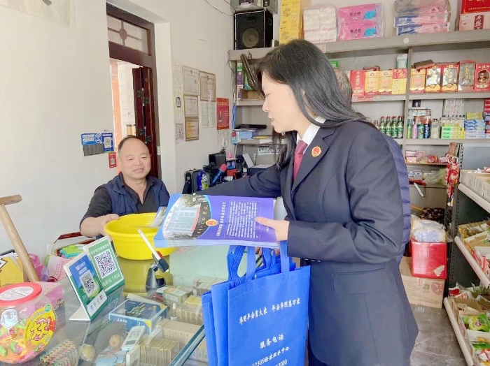 华阴检察开展平安建设宣传活动。