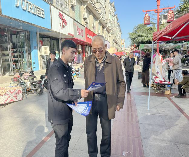 潼关县公安局反诈中心民辅警开展反诈宣传活动。