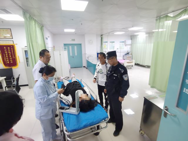 临渭公安快速将一名身体不适的孕妇紧急送往医院，为其在院就诊争取了宝贵的时间。