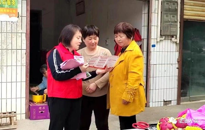 大荔县司法局朝邑司法所工作人员身着“红马甲”，向辖区群众宣传法治政府建设。